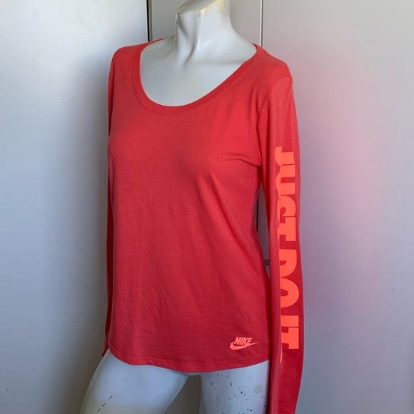 The Nike tee scoop neck coral women’s medium - Picture 1 of 5